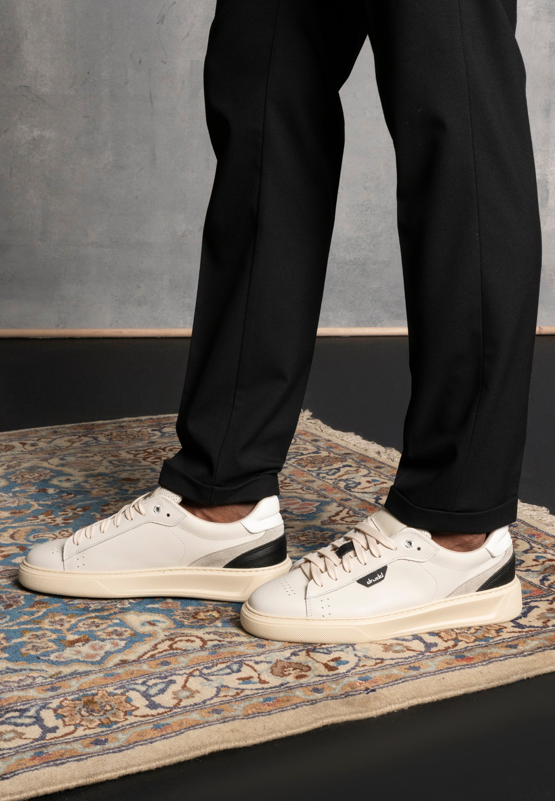 Sneakers in pelle e camoscio off-white  e nero - D-Ventura