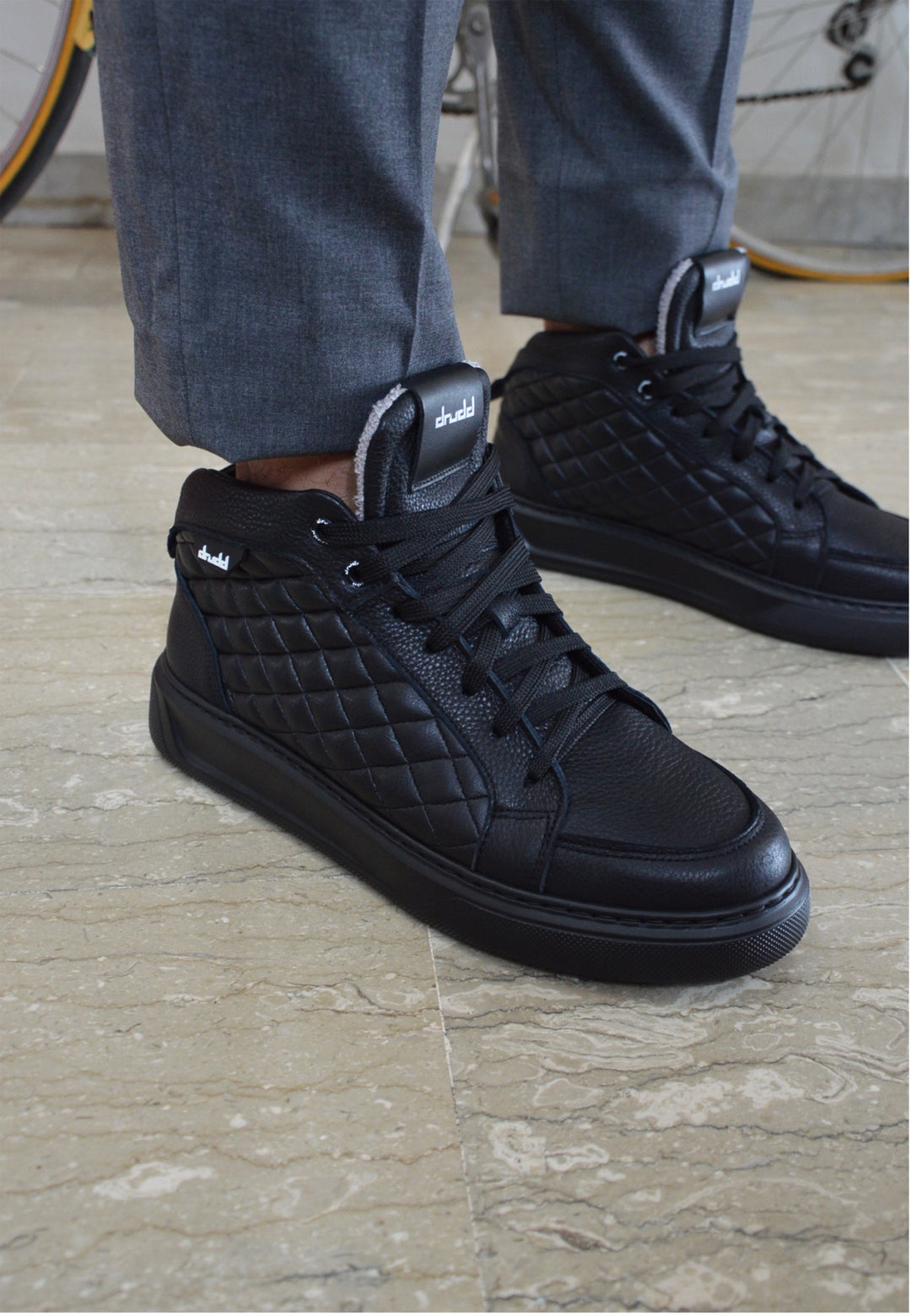 Sneakers in pelle martellata nera - D-Mark